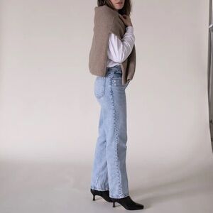 Abercrombie 90’s Ultra High Rise Straight Jean in Light Wash Size 27